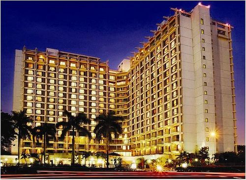 http://images.yuktravel.com/images/upload/review/1333112196-The_Sultan_Hotel_Jakarta_Exterior.jpg