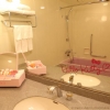 Keio Plaza Hotel Tokyo bathroom 1